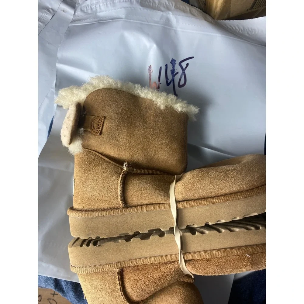 UGG Australia Kids Classic Short Boots Tan Suede‎ Sheepskin Lined Size 6